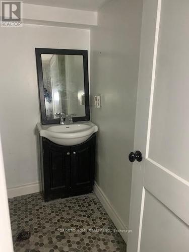 33 Olmstead Street, Hamilton, ON - Indoor Photo Showing Bathroom