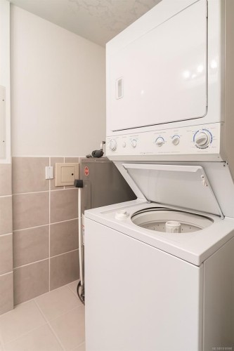 207-2568 Dingwall St, Duncan, BC - Indoor Photo Showing Laundry Room