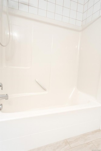 207-2568 Dingwall St, Duncan, BC - Indoor Photo Showing Bathroom