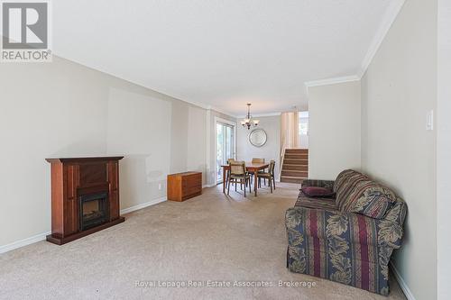 958 Fletcher Valley Crescent, Mississauga, ON - Indoor Photo Showing Living Room