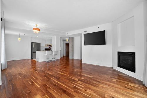 Salon - 401-110 Rue Barnett, Dollard-Des-Ormeaux, QC - Indoor With Fireplace