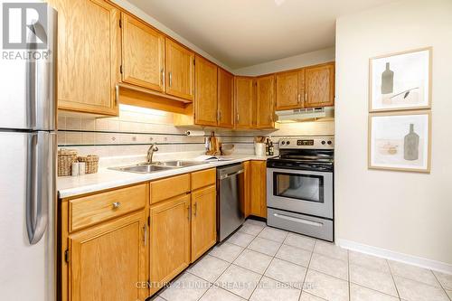 15 - 36 Champlain Crescent, Peterborough (Northcrest Ward 5), ON - Indoor Photo Showing Kitchen With Double Sink