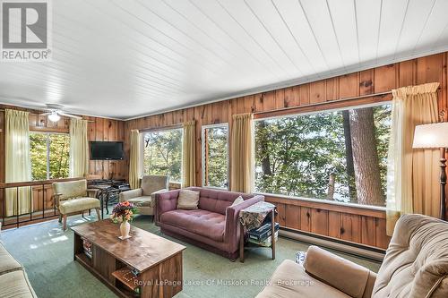 1031 Bowyers Beach Road, Bracebridge (Monck (Bracebridge)), ON - Indoor Photo Showing Living Room
