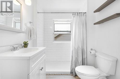 263 Houghton Avenue S, Hamilton, ON - Indoor Photo Showing Bathroom