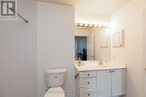 808 - 18 Concorde Place, Toronto, ON - Indoor Photo Showing Bathroom