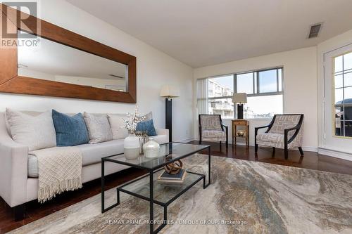 808 - 18 Concorde Place, Toronto, ON - Indoor Photo Showing Living Room