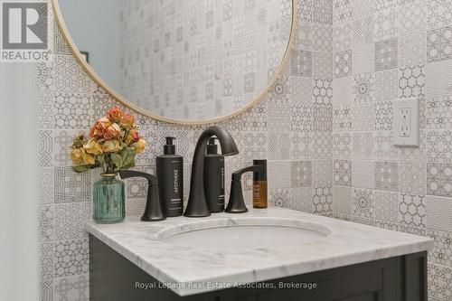 7 - 383 Dundas Street E, Hamilton, ON - Indoor Photo Showing Bathroom