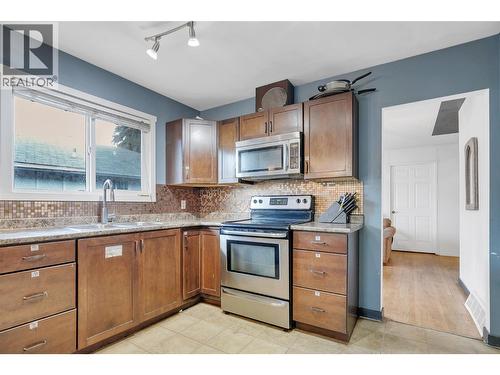 1331 Belaire Avenue, Kelowna, BC - Indoor Photo Showing Kitchen With Double Sink