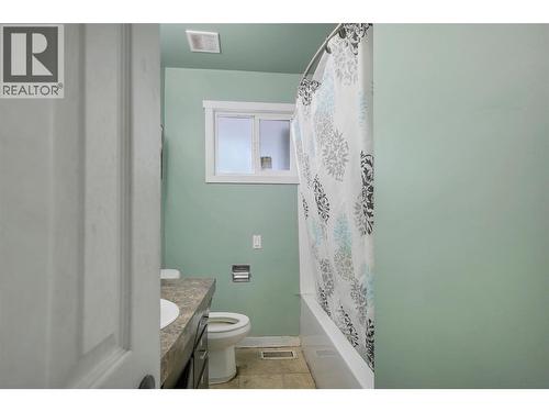 1331 Belaire Avenue, Kelowna, BC - Indoor Photo Showing Bathroom