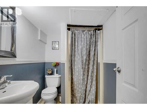 1331 Belaire Avenue, Kelowna, BC - Indoor Photo Showing Bathroom