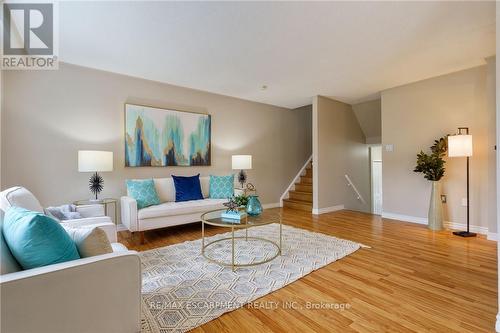 85 Chelsea Crescent, Hamilton, ON - Indoor Photo Showing Living Room