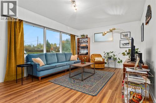 1040 17Th St, Courtenay, BC - Indoor Photo Showing Living Room