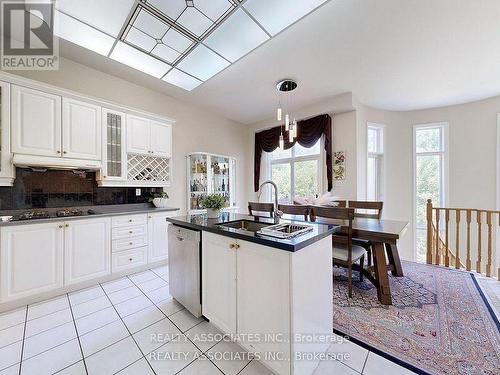 2 Lord Nelson Court, Richmond Hill, ON - Indoor Photo Showing Kitchen