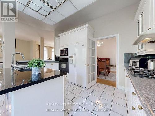 2 Lord Nelson Court, Richmond Hill, ON - Indoor Photo Showing Kitchen