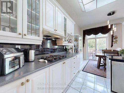 2 Lord Nelson Court, Richmond Hill, ON - Indoor Photo Showing Kitchen
