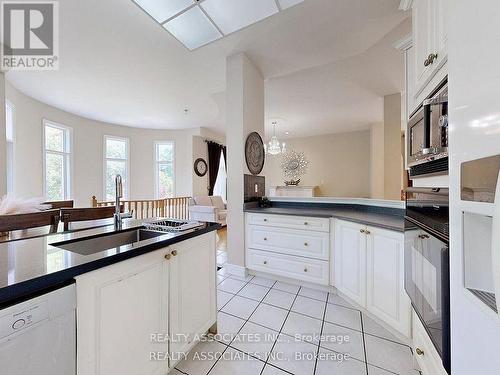 2 Lord Nelson Court, Richmond Hill, ON - Indoor Photo Showing Kitchen With Double Sink