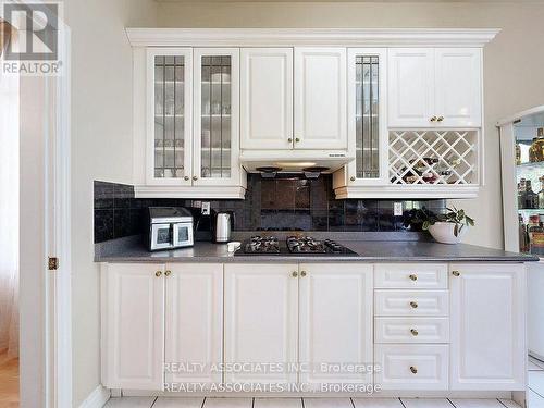 2 Lord Nelson Court, Richmond Hill, ON - Indoor Photo Showing Kitchen