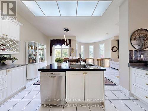 2 Lord Nelson Court, Richmond Hill, ON - Indoor Photo Showing Kitchen With Double Sink
