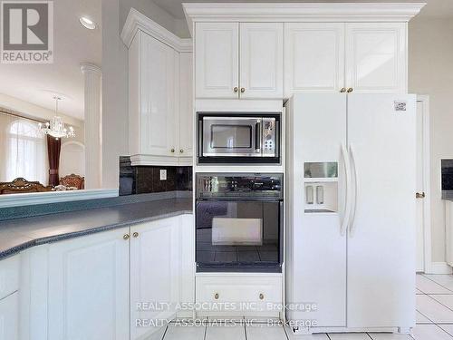 2 Lord Nelson Court, Richmond Hill, ON - Indoor Photo Showing Kitchen