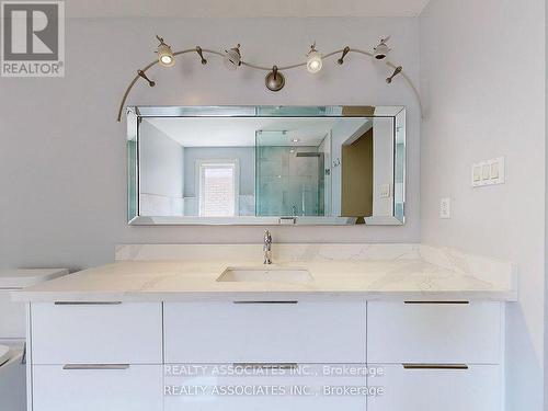 2 Lord Nelson Court, Richmond Hill, ON -  Photo Showing Bathroom