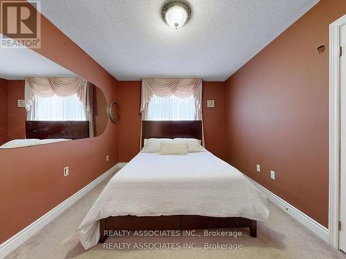 2 Lord Nelson Court, Richmond Hill, ON - Indoor Photo Showing Bedroom