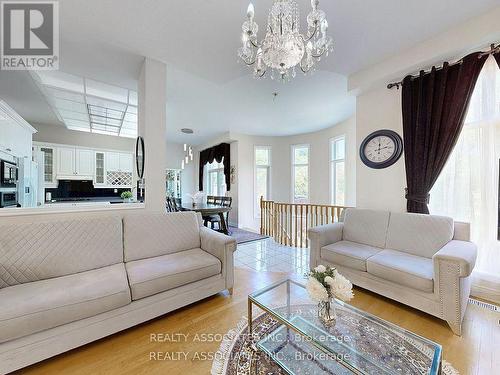 2 Lord Nelson Court, Richmond Hill, ON - Indoor Photo Showing Living Room