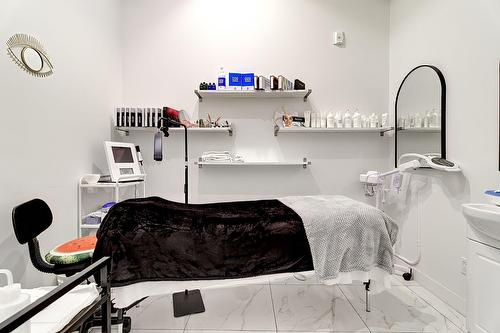 Commerce - B-4305 Ch. Des Prairies, Brossard, QC 