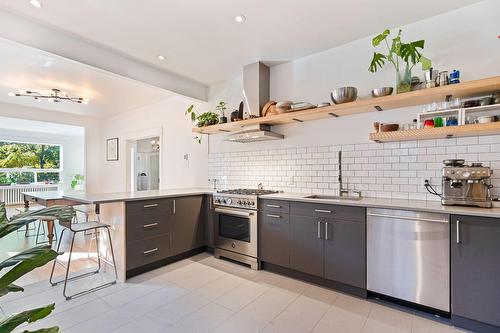 Kitchen - 4379 Av. Coolbrook, Montréal (Côte-Des-Neiges/Notre-Dame-De-Grâce), QC - Indoor Photo Showing Kitchen With Upgraded Kitchen