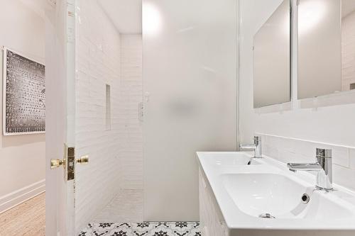 Bathroom - 4379 Av. Coolbrook, Montréal (Côte-Des-Neiges/Notre-Dame-De-Grâce), QC - Indoor Photo Showing Bathroom