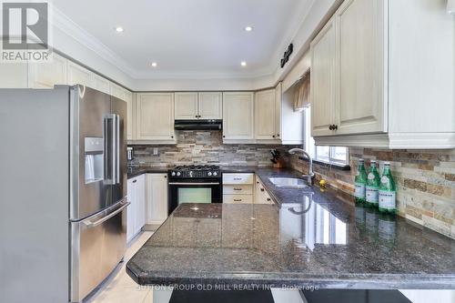 6835 Forest Park Drive, Mississauga, ON - Indoor Photo Showing Kitchen With Upgraded Kitchen