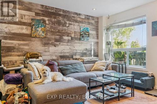 27 Pettit Street, Hamilton, ON - Indoor Photo Showing Living Room
