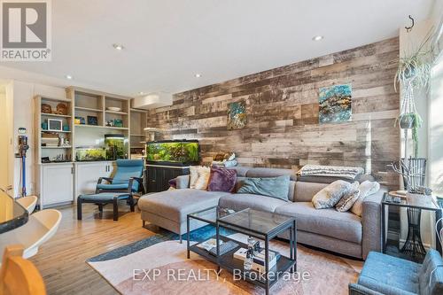 27 Pettit Street, Hamilton, ON - Indoor Photo Showing Living Room