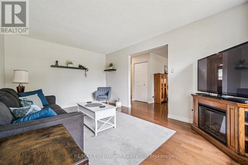 5 Picadilly Place, Guelph (Dovercliffe Park/Old University), ON - Indoor Photo Showing Living Room With Fireplace