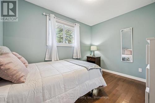 5 Picadilly Place, Guelph (Dovercliffe Park/Old University), ON - Indoor Photo Showing Bedroom