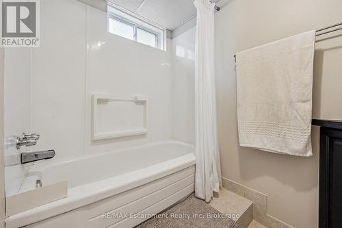 5 Picadilly Place, Guelph (Dovercliffe Park/Old University), ON - Indoor Photo Showing Bathroom