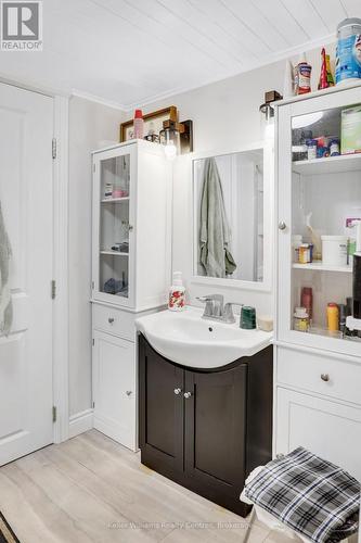 202 Bennett Street W, Goderich (Goderich (Town)), ON - Indoor Photo Showing Bathroom
