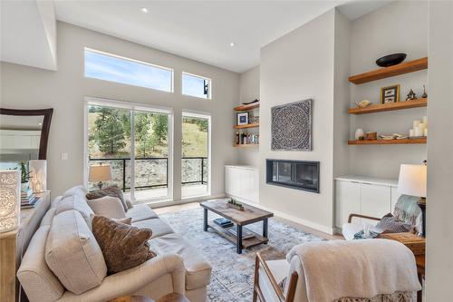 15-1395 Prairie Rose Drive, Kamloops, BC - Indoor Photo Showing Living Room With Fireplace