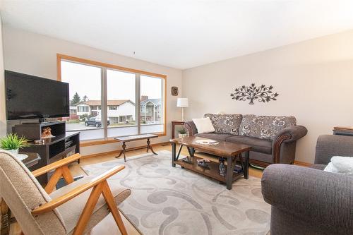 595 Bach Road, Kelowna, BC - Indoor Photo Showing Living Room