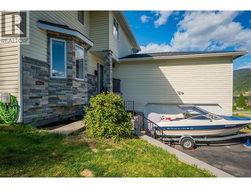 3410 Windsor Place, Castlegar, BC - Outdoor