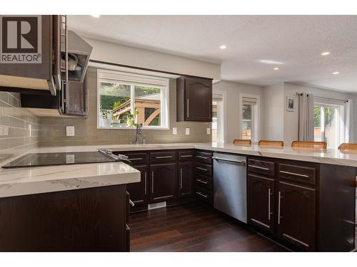 3410 Windsor Place, Castlegar, BC - Indoor Photo Showing Kitchen With Upgraded Kitchen