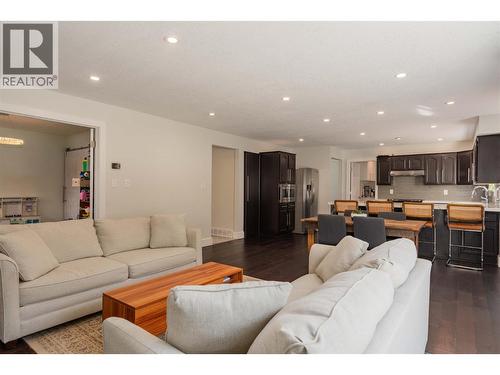 3410 Windsor Place, Castlegar, BC - Indoor Photo Showing Living Room