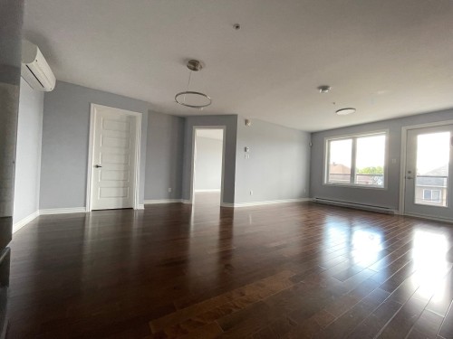 Salon - 305-3745 Av. Jean-Béraud, Laval (Chomedey), QC - Indoor