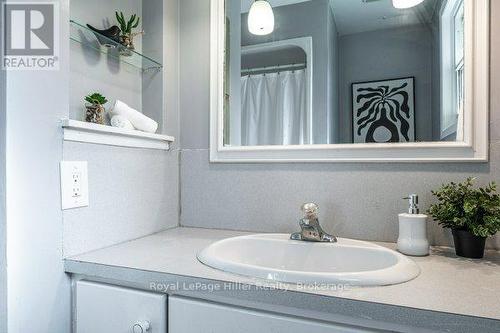 335 Britannia Street, Stratford, ON - Indoor Photo Showing Bathroom