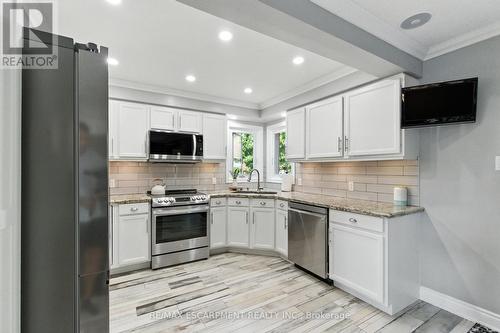 36 Pinecreek Road, Hamilton, ON - Indoor Photo Showing Kitchen With Upgraded Kitchen