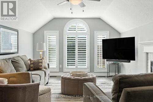 36 Pinecreek Road, Hamilton, ON - Indoor Photo Showing Living Room