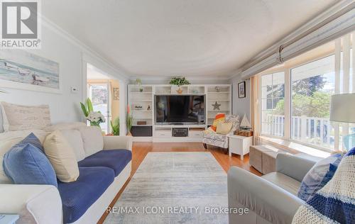 55 Gracefield Crescent, Kitchener, ON - Indoor Photo Showing Living Room