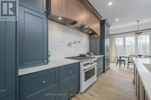 597 Creekview Chase, London North (North R), ON - Indoor Photo Showing Kitchen With Upgraded Kitchen