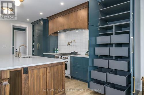 597 Creekview Chase, London North (North R), ON - Indoor Photo Showing Kitchen With Upgraded Kitchen