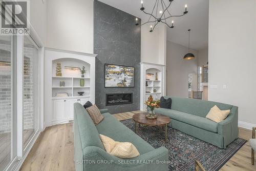 597 Creekview Chase, London North (North R), ON - Indoor Photo Showing Living Room With Fireplace