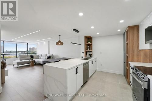 712 - 7420 Bathurst Street, Vaughan, ON - Indoor Photo Showing Kitchen